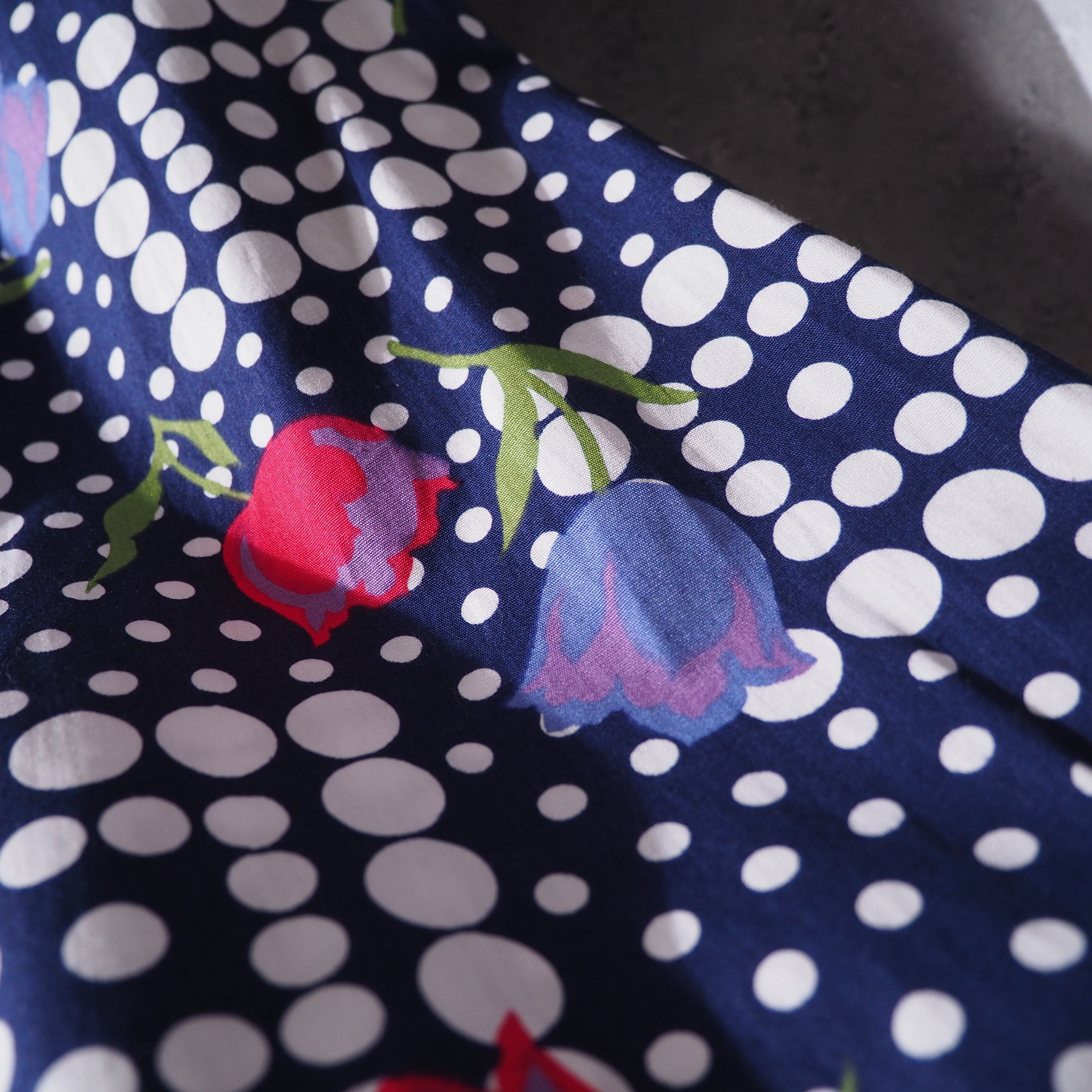 Bewitching flower × Dot pattern design vintage loose silhouette shirt