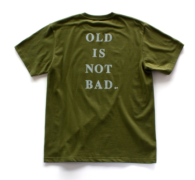 "OLD IS NOT BAD" S/S T-SHIRT OLIVE × GRAY