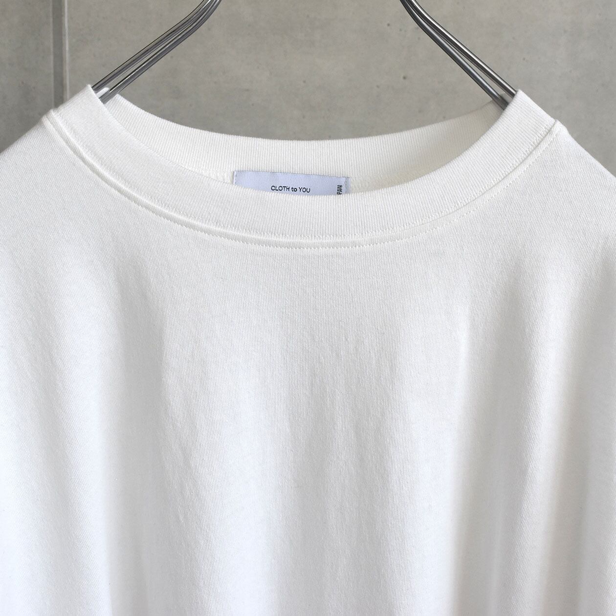 Iライン後配色ステッチTee /842323 | AUG ONLINESTORE 大人の女性が肩 