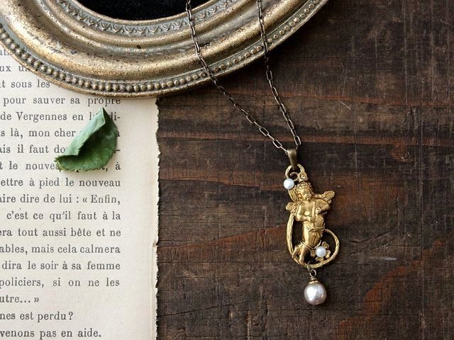 ミリアムハスケルのNIKIパールが揺れる、クラシックな天使のペンダント ネックレス