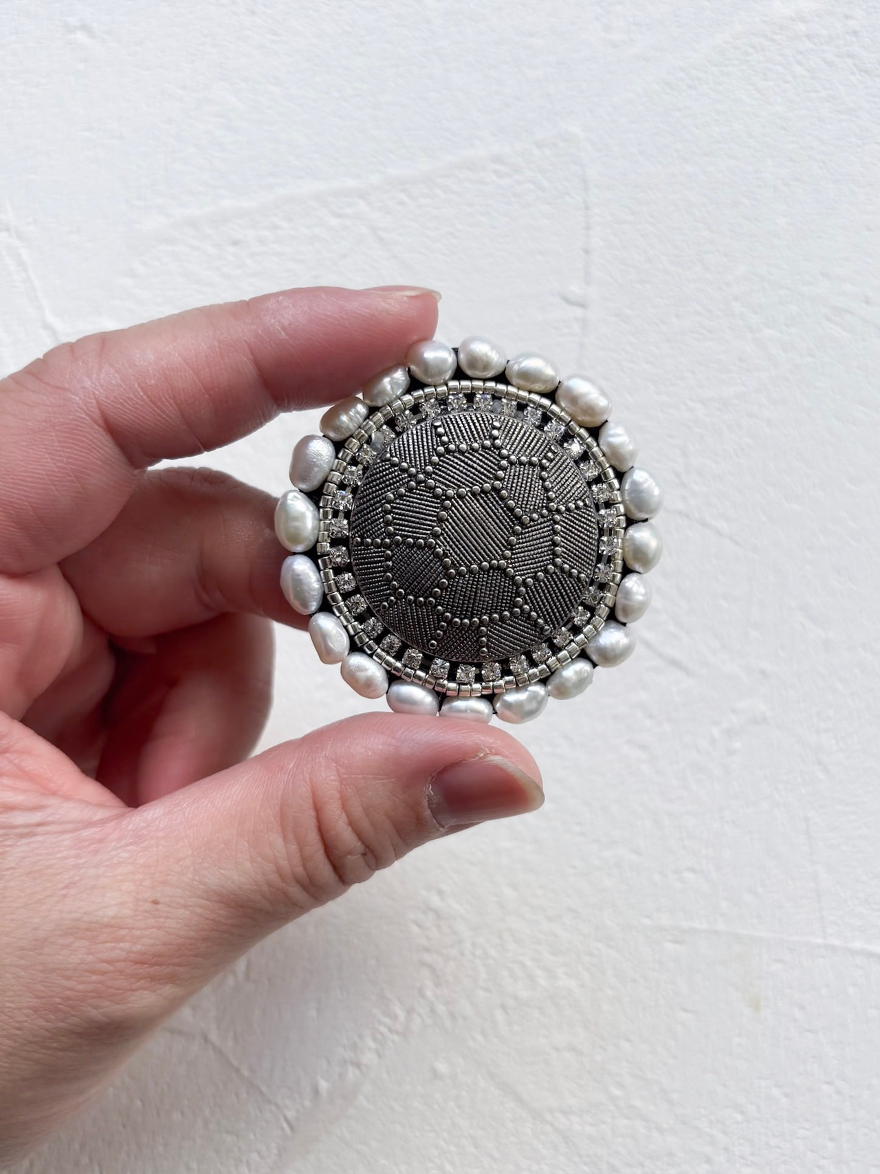 Argentée（アルジャンテ）  ー カジュアルに使える アンティークシルバーのボタンと淡水パールのブローチ