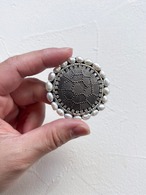 Argentée（アルジャンテ）  ー カジュアルに使える アンティークシルバーのボタンと淡水パールのブローチ