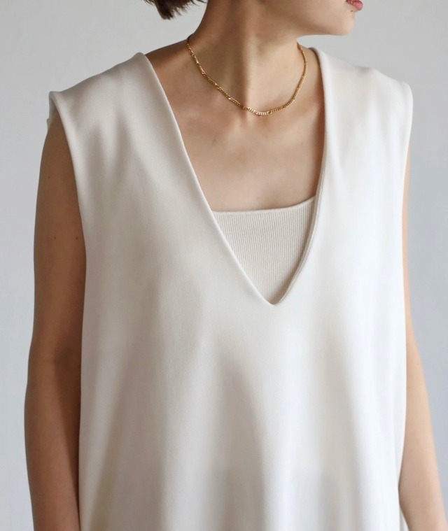 ディープVネックノースリーブカットソー