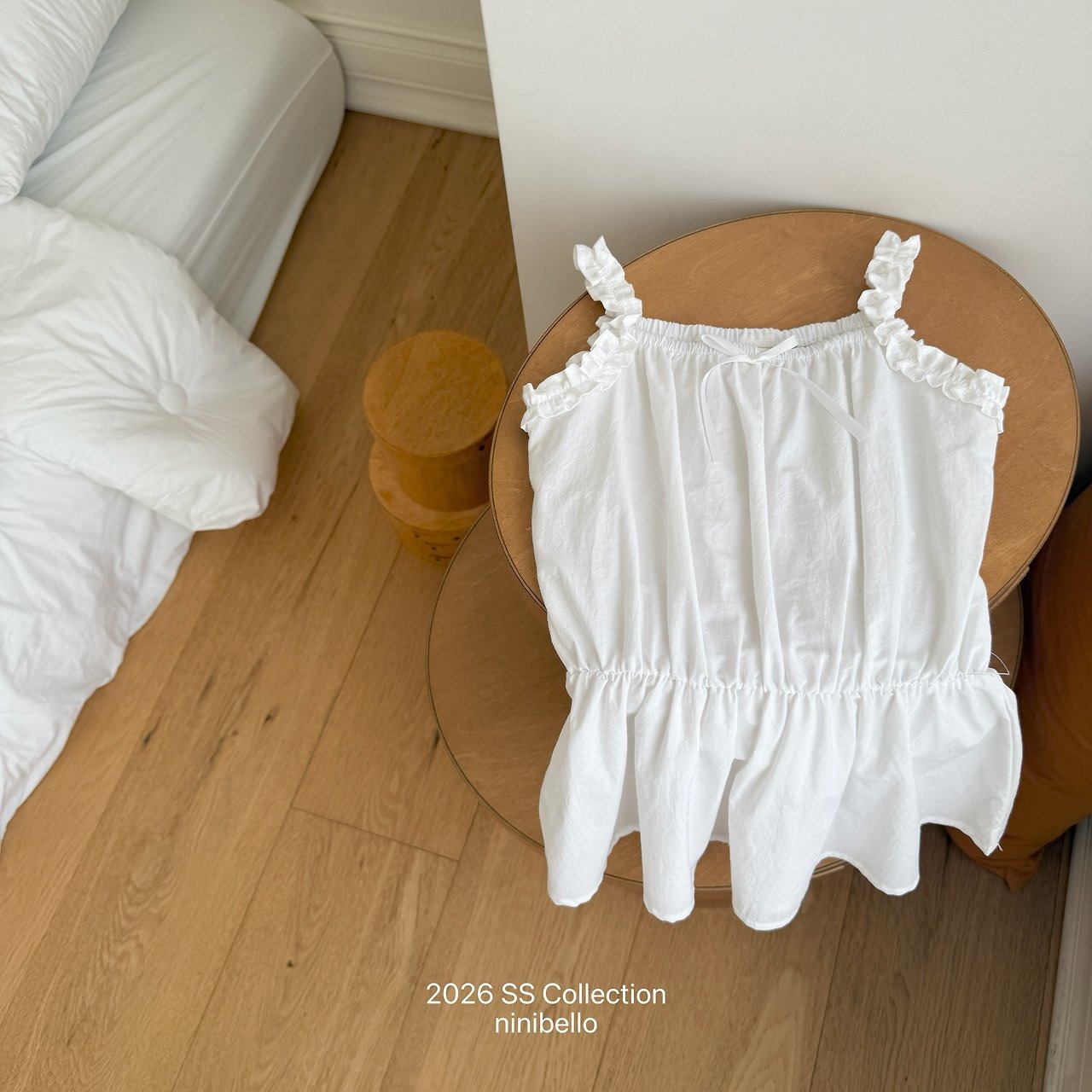 [ninibello] Shine Sleeveless Blouse +fee2 / [니니벨로] 샤인나시블라우스