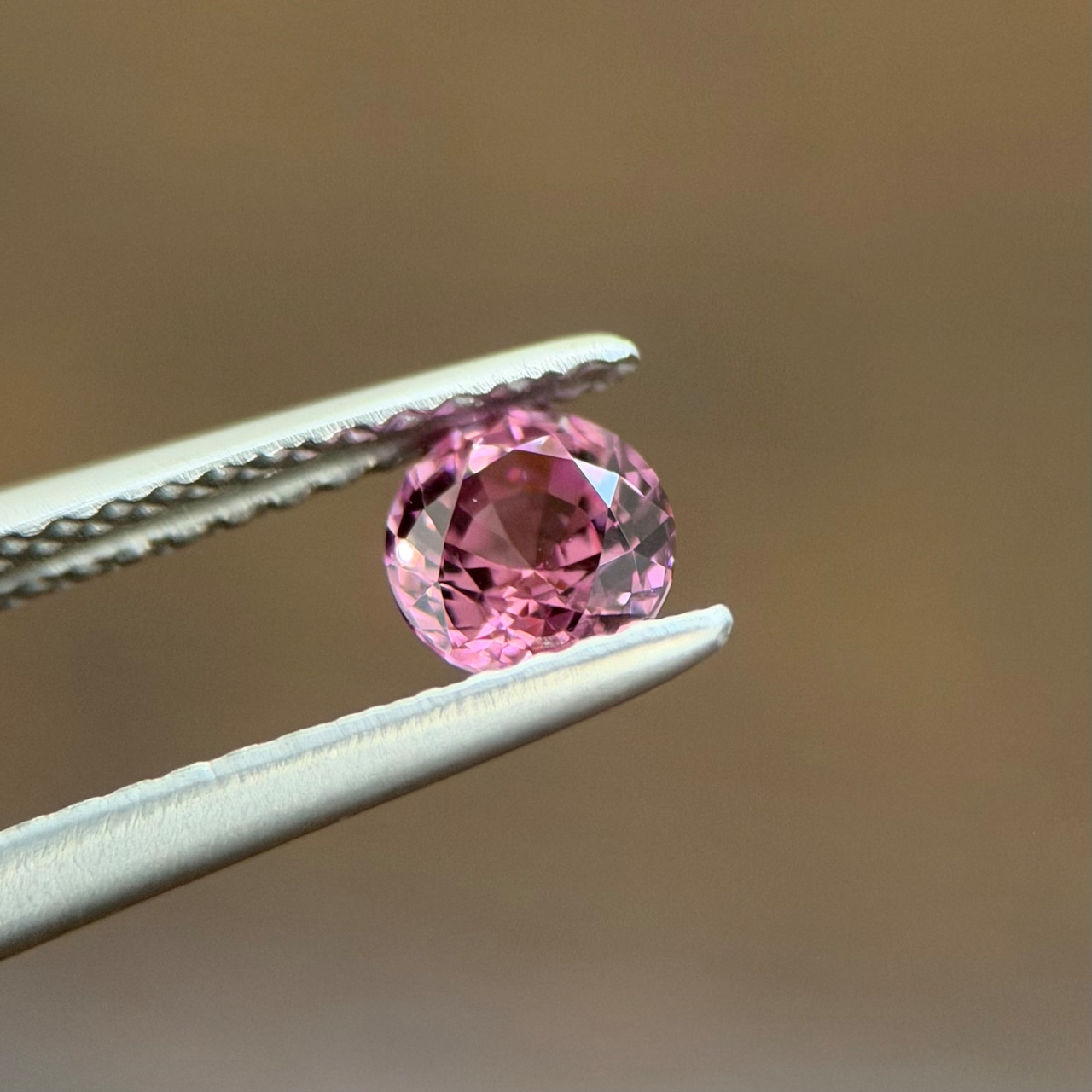 マラヤガーネット 4.5x4.5x3.1mm, 0.48ct, マダガスカル産