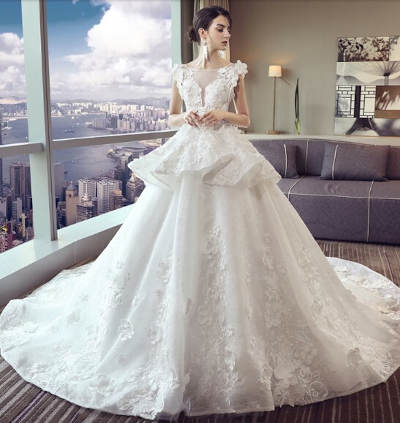 憧れのドレス オフホワイト 繊細レース ラウンドネック トレーン  