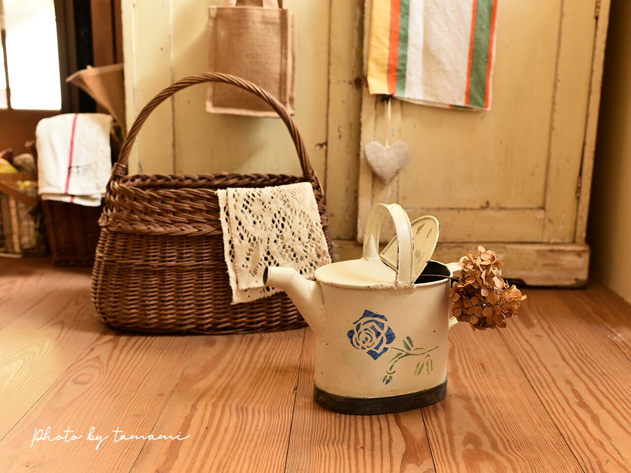 白地にお花柄がかわいい白のジョーロ フレンチアンティーク