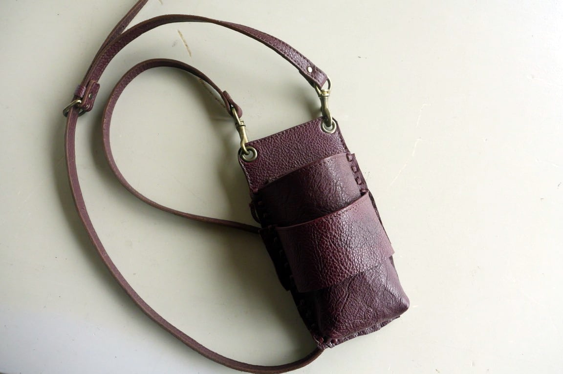 【001】ブラウンのシボがある牛革を使った、3丁差しのシザーケース