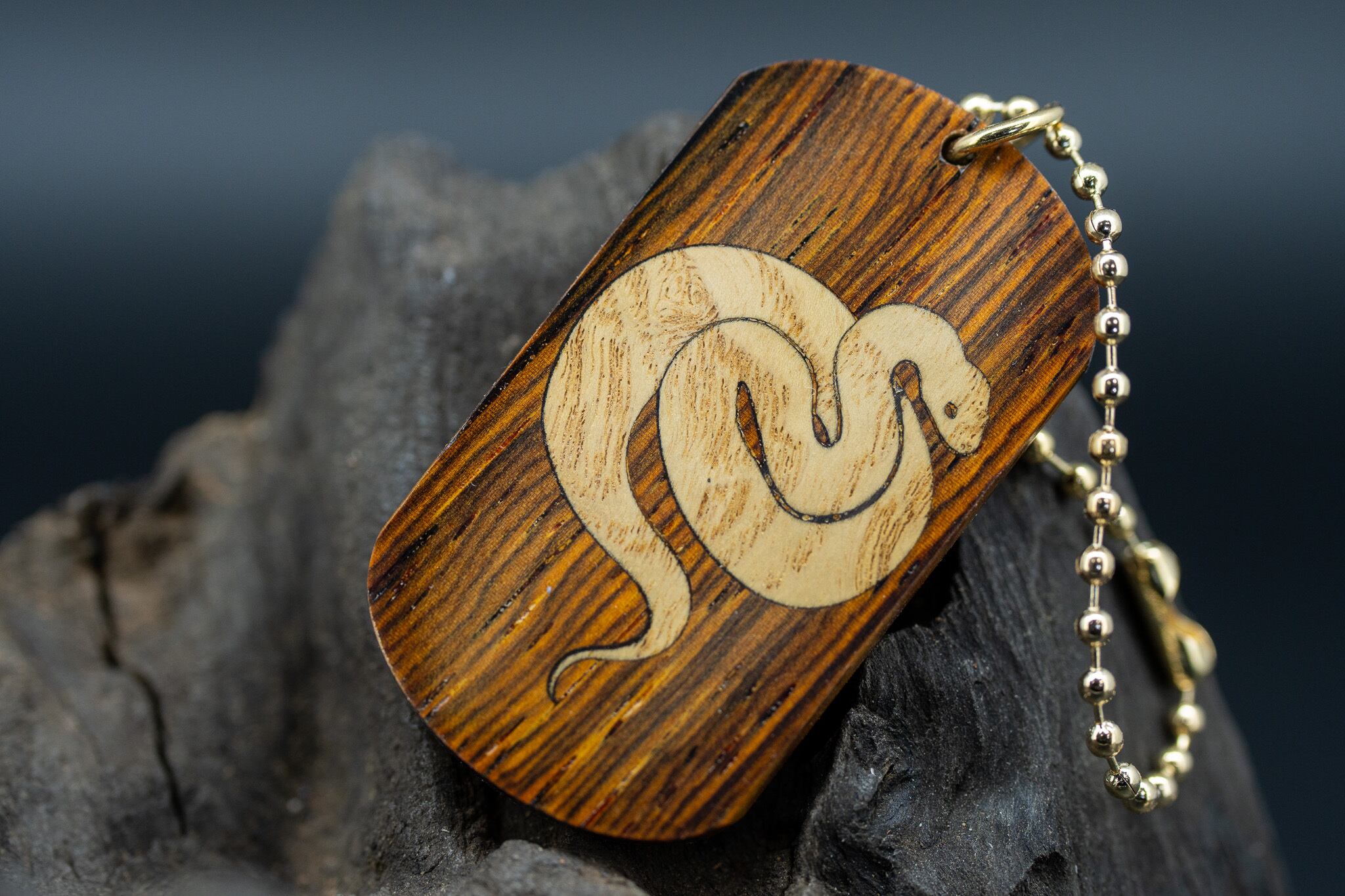 【 エスニックなローズウッド 】 ココボロ ドッグタグ 象嵌 干支タグ 乙巳