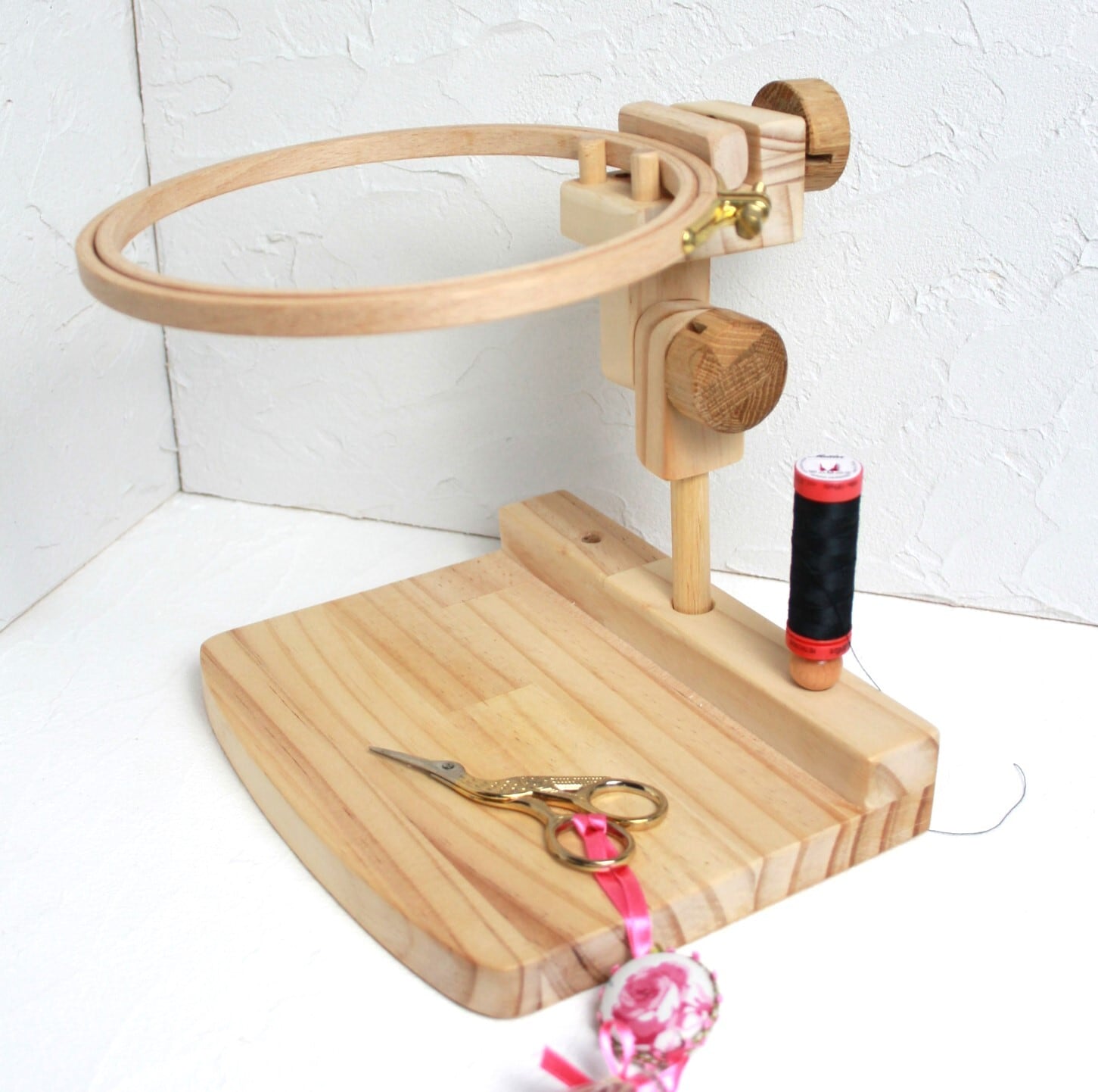 エディ刺繍枠用デスク Embroidery Hoop Stand C+ (Pine Wood)【EXPORT】/EDDY WOODWORKS