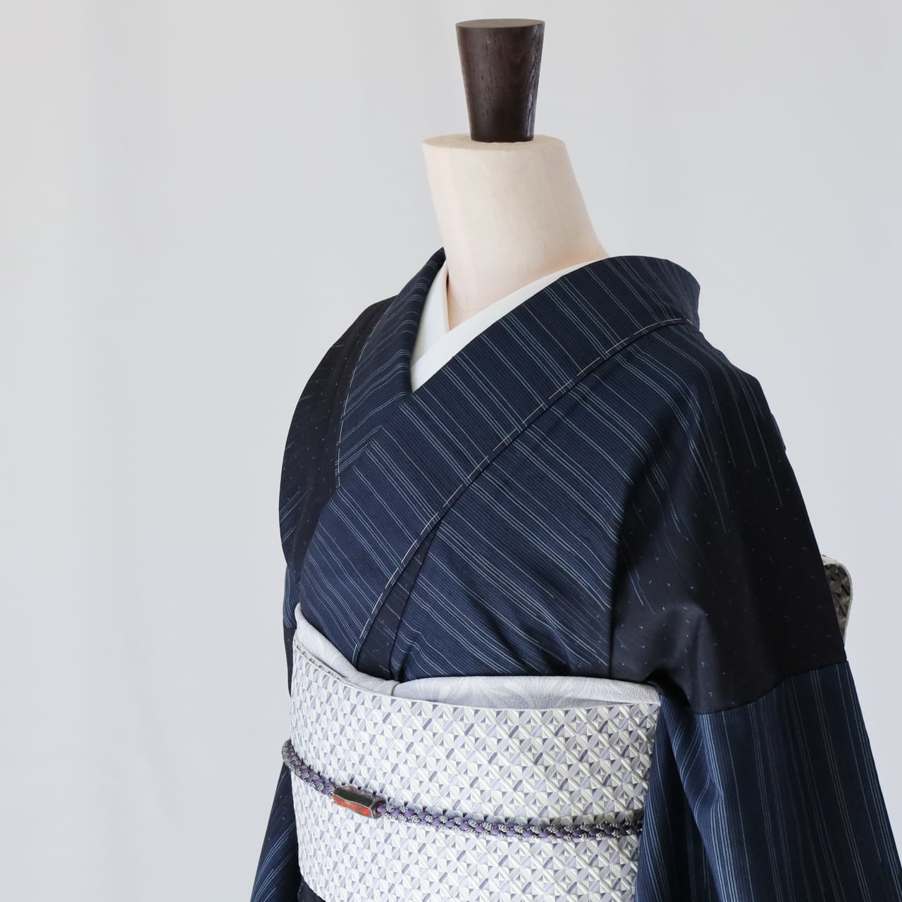 正絹紬袷   グレーと薄いふじ色  縦柄   しつけ糸