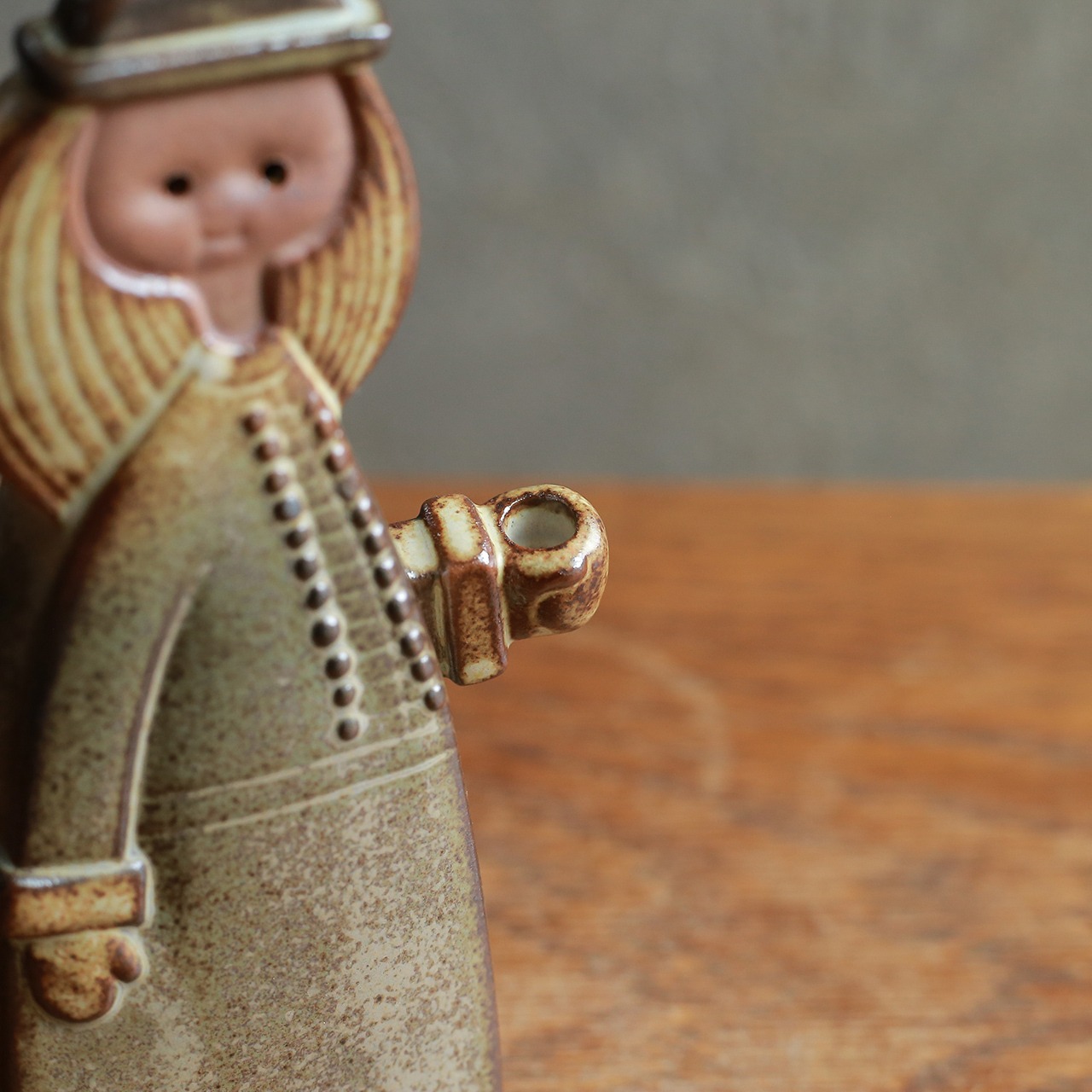 こちらを見つめる、味わい深いキャンドルスタンド 3