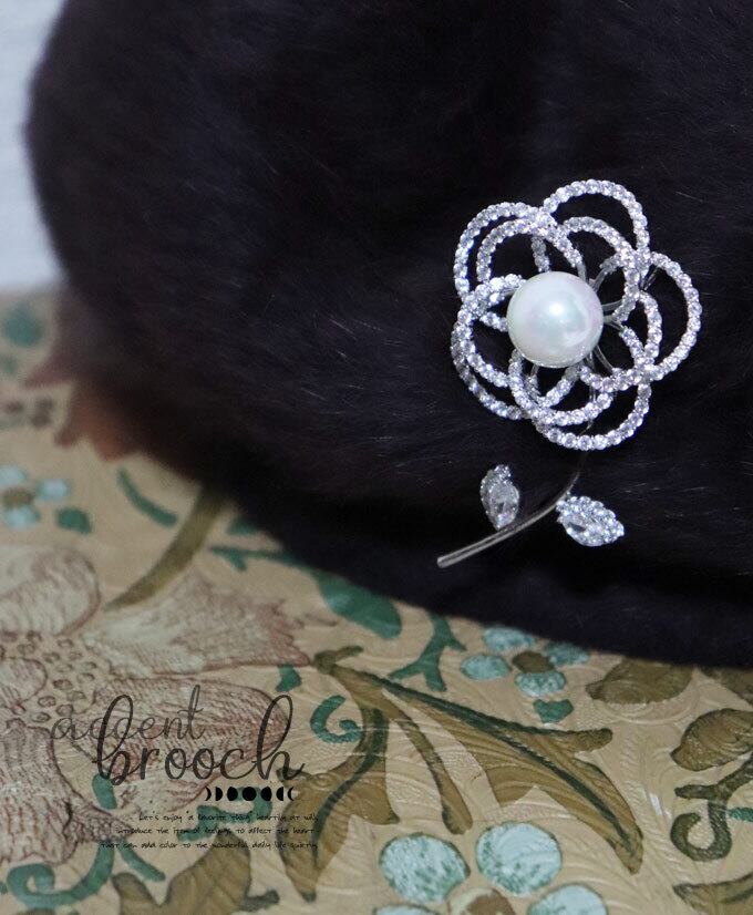 パールとビジューの花ブローチ/差し色/北欧/煌めくブローチ/かわいいブローチ/銀/シルバー/上品/フォーマル/入学式/入園式/卒業式/発表会/アクセント/ビジュー/花/pb707