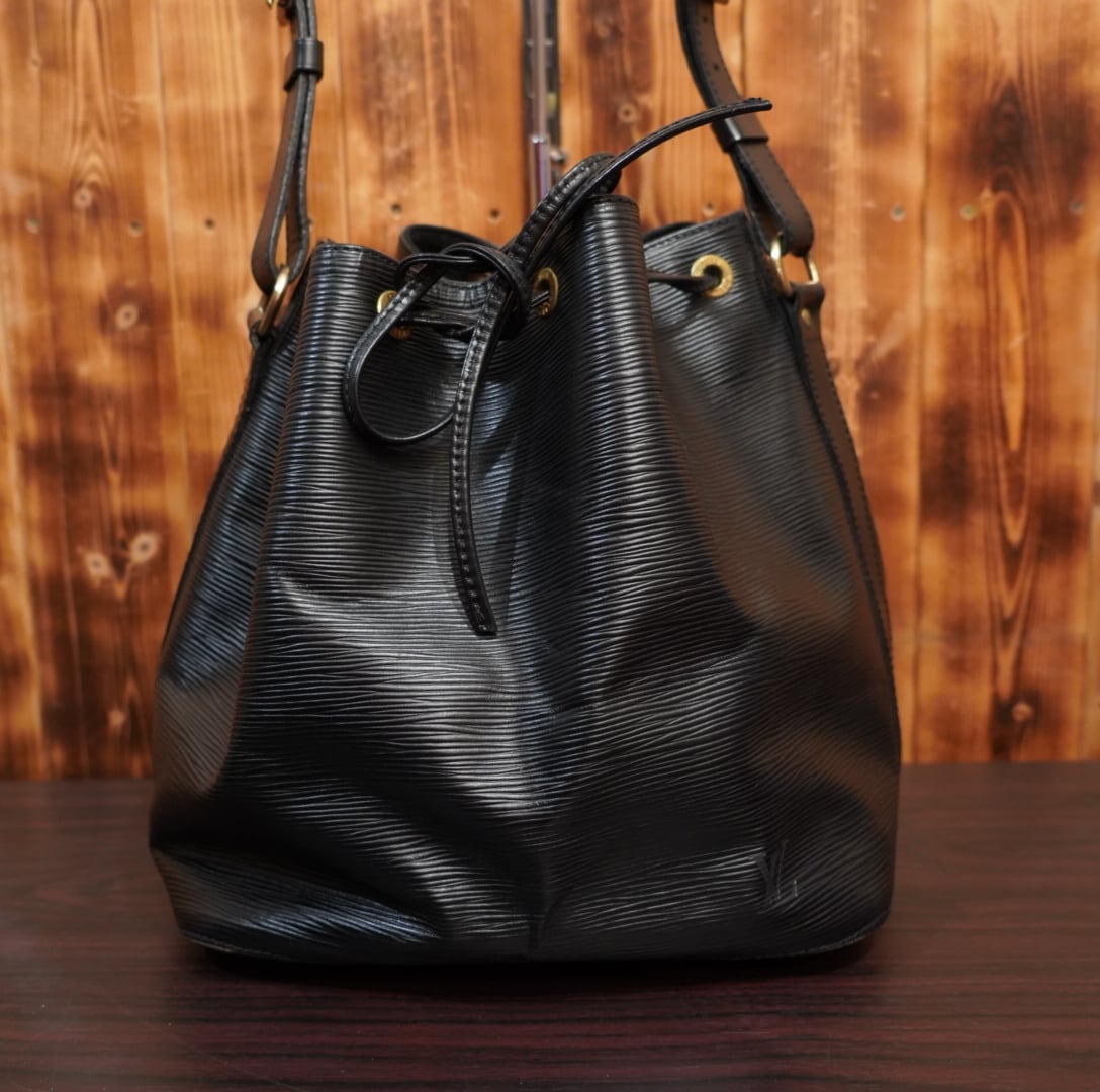 LOUIS VUITTON エピ プチノエ ショルダーバッグ 巾着 黒 LOUIS VUITTON エピ プチノエ ショルダーバッグ 巾着 黒