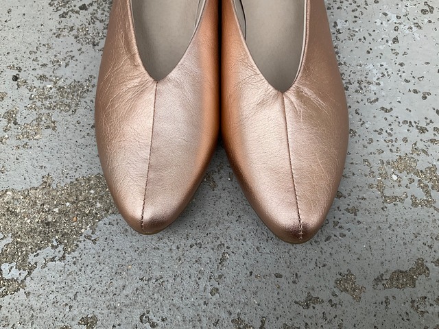 陽ざしに溶け込む、シャンパンピンク。 大人の艶やかレザーフラットシューズ