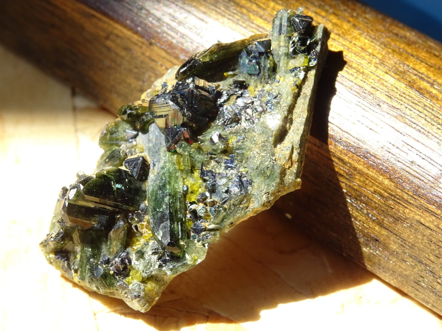 アフガニスタン産エピドート＆マグネタイト | 虹石屋