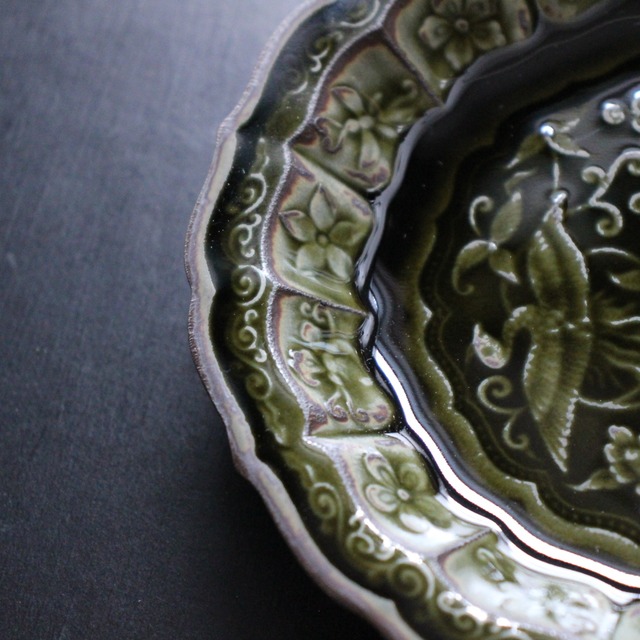 AS 黒翡翠釉花鳥彫輪花5寸皿