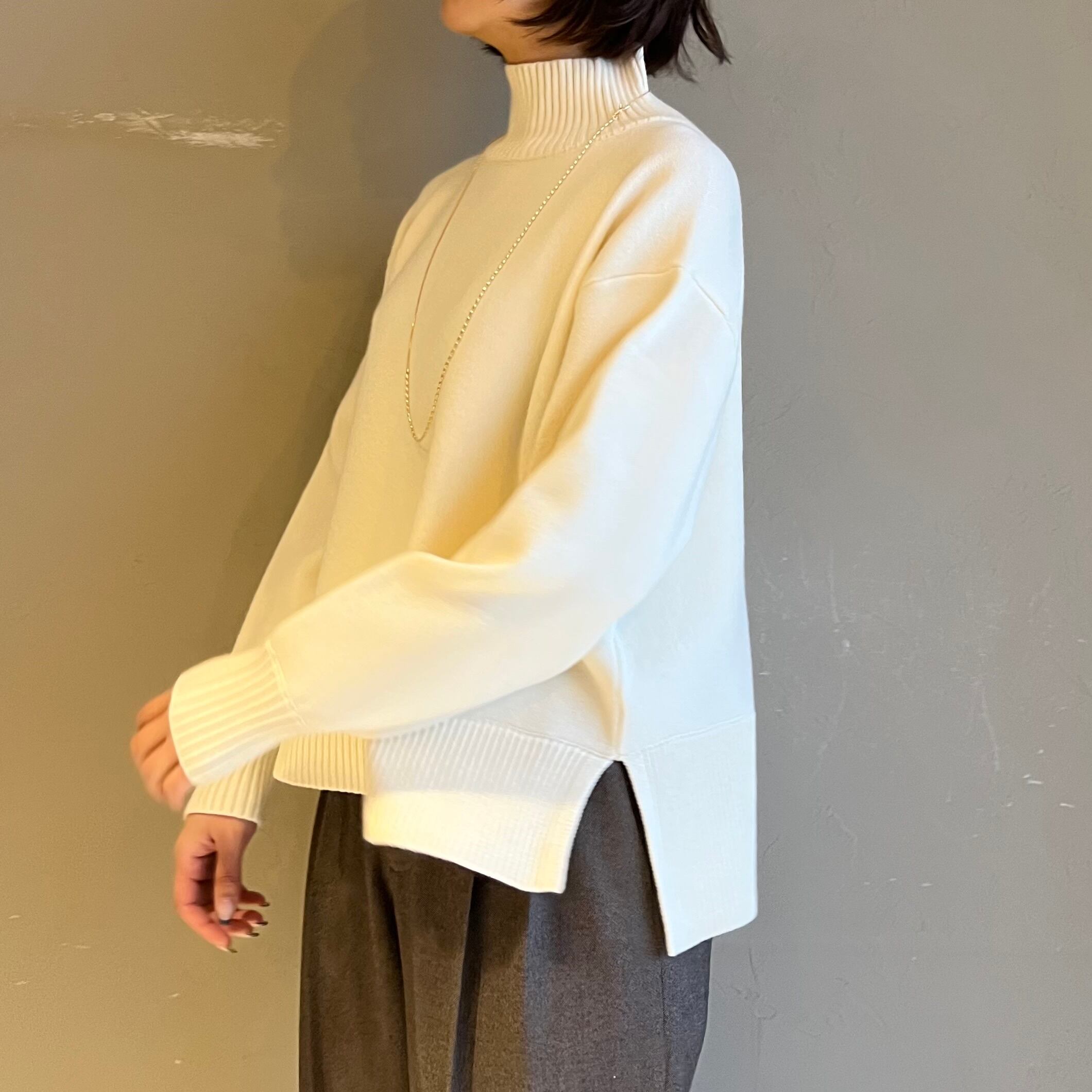 美品　cloche サイドスリット　ハイネックニット Viola e Viola（ヴィオラ エ ヴィオラ） ニット セーター サイド