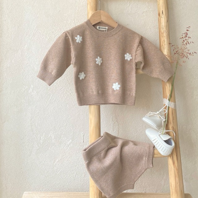 ,花モチーフが可愛いベージュのベビーニットセット