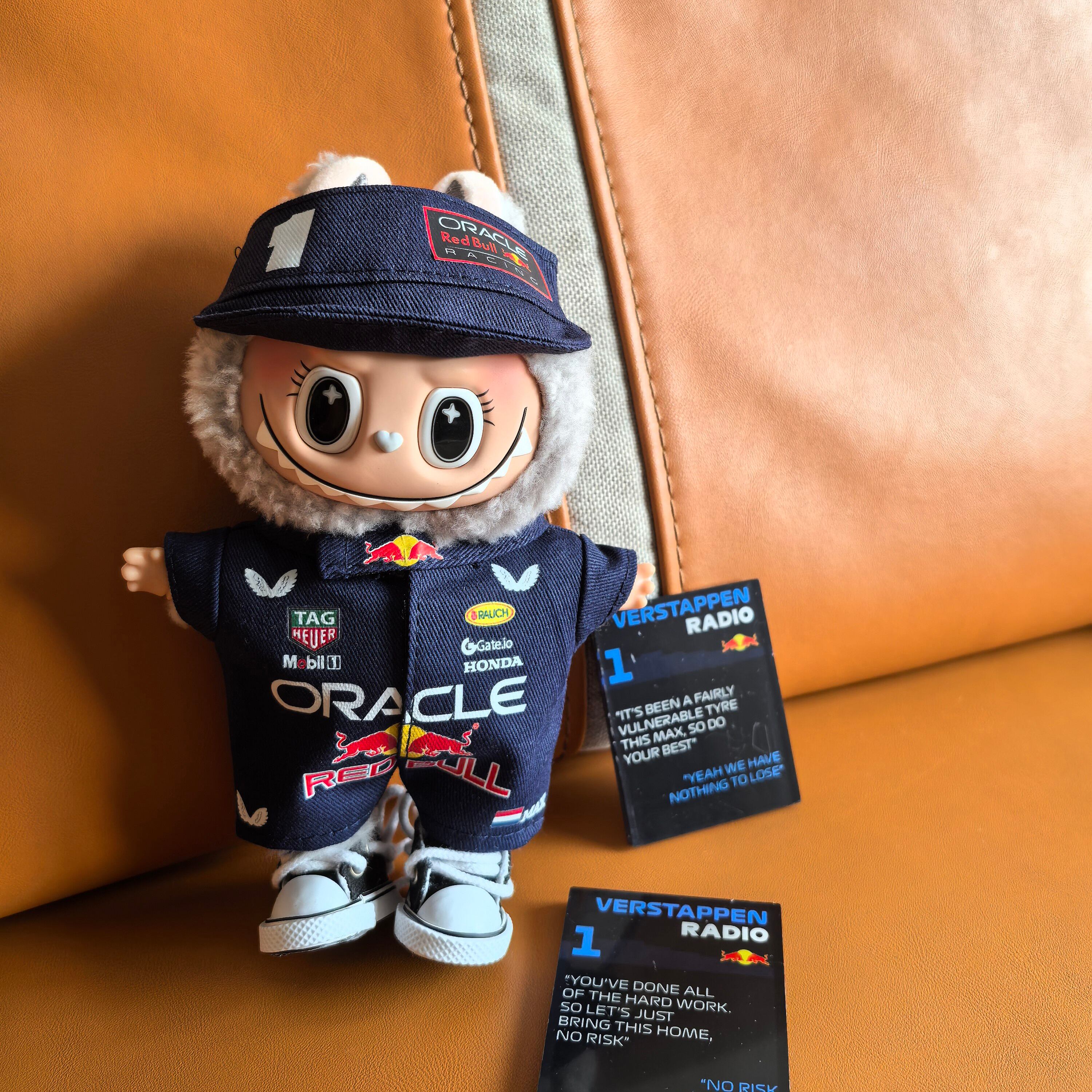 LabubuがF1レーサーに変身✨ヘルメット付き！本格F1レーサースタイル