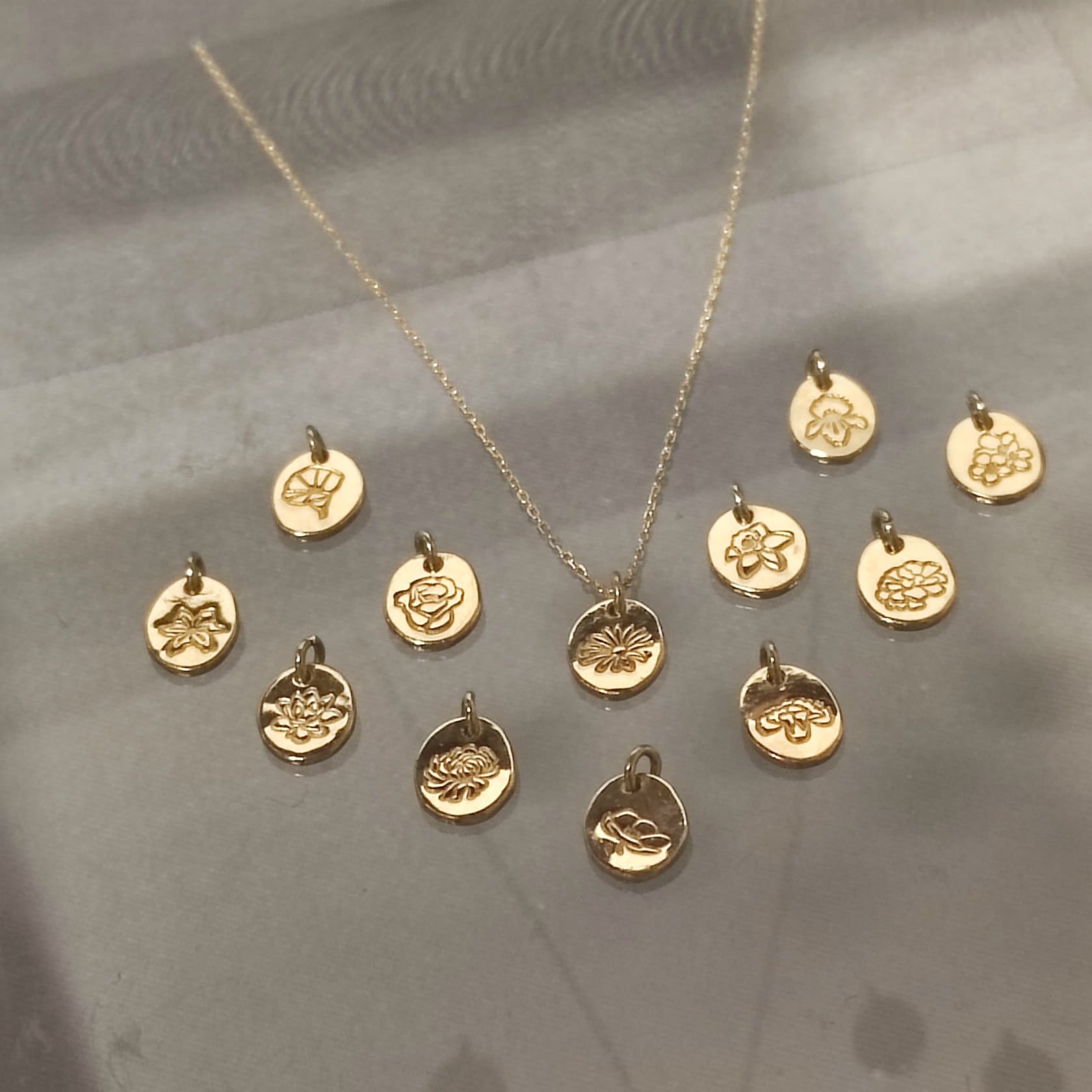 K18（18金）ゴールド 花形ペンダント ネックレス K18金ゴールド花柄ネックレス 誕生花 for レディース Gold