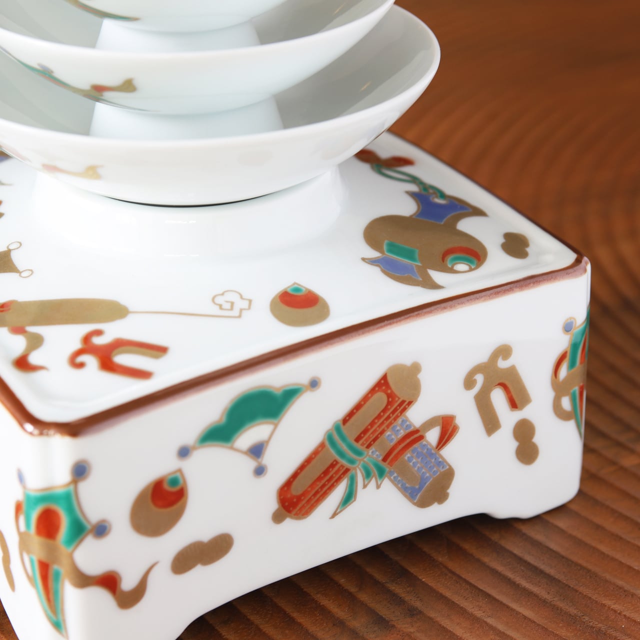 有田焼 宝尽くし 屠蘇器セット（注器・盃3・盃台）｜祝い器 其泉窯