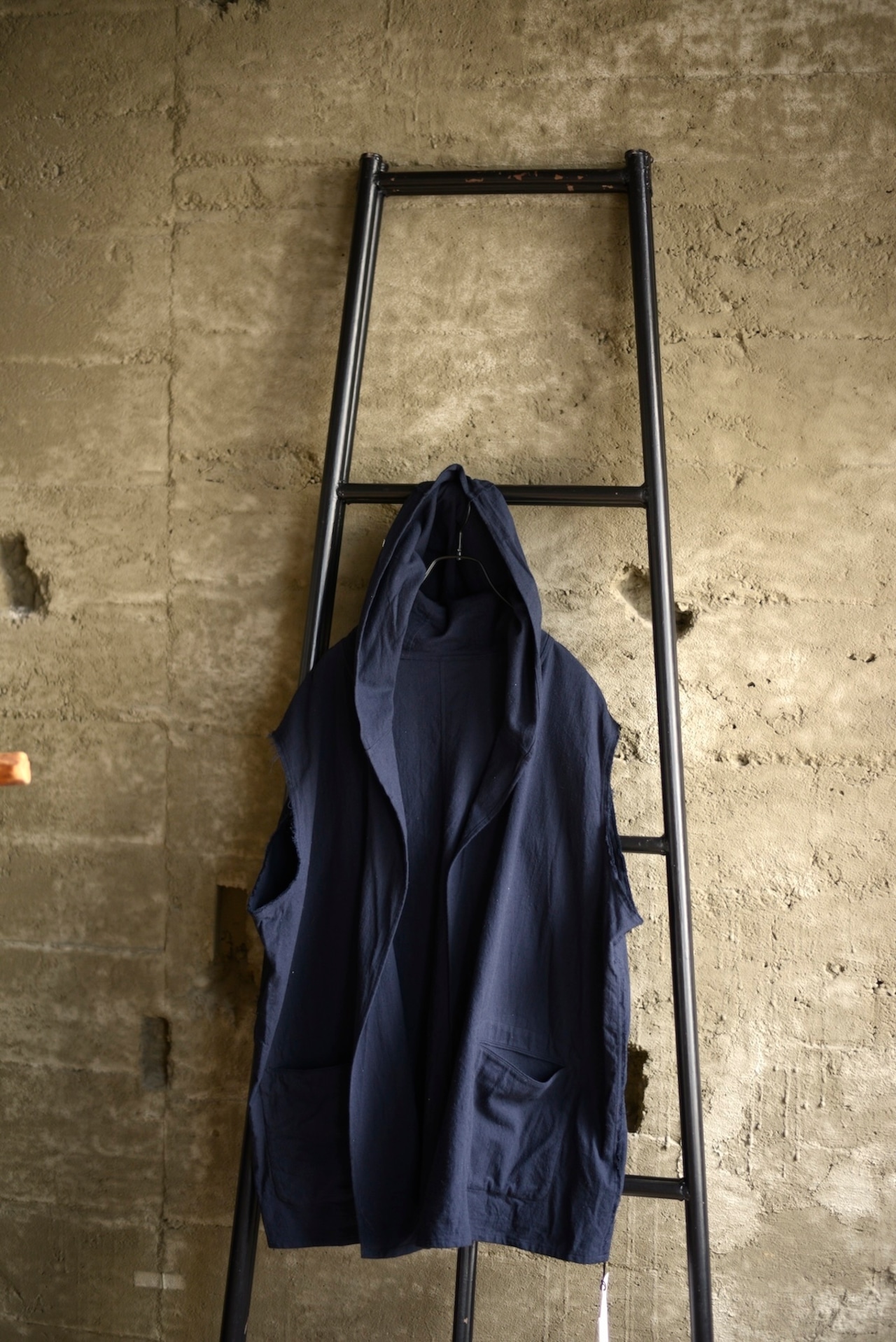 blackbird / cut off fooded toile shirt black