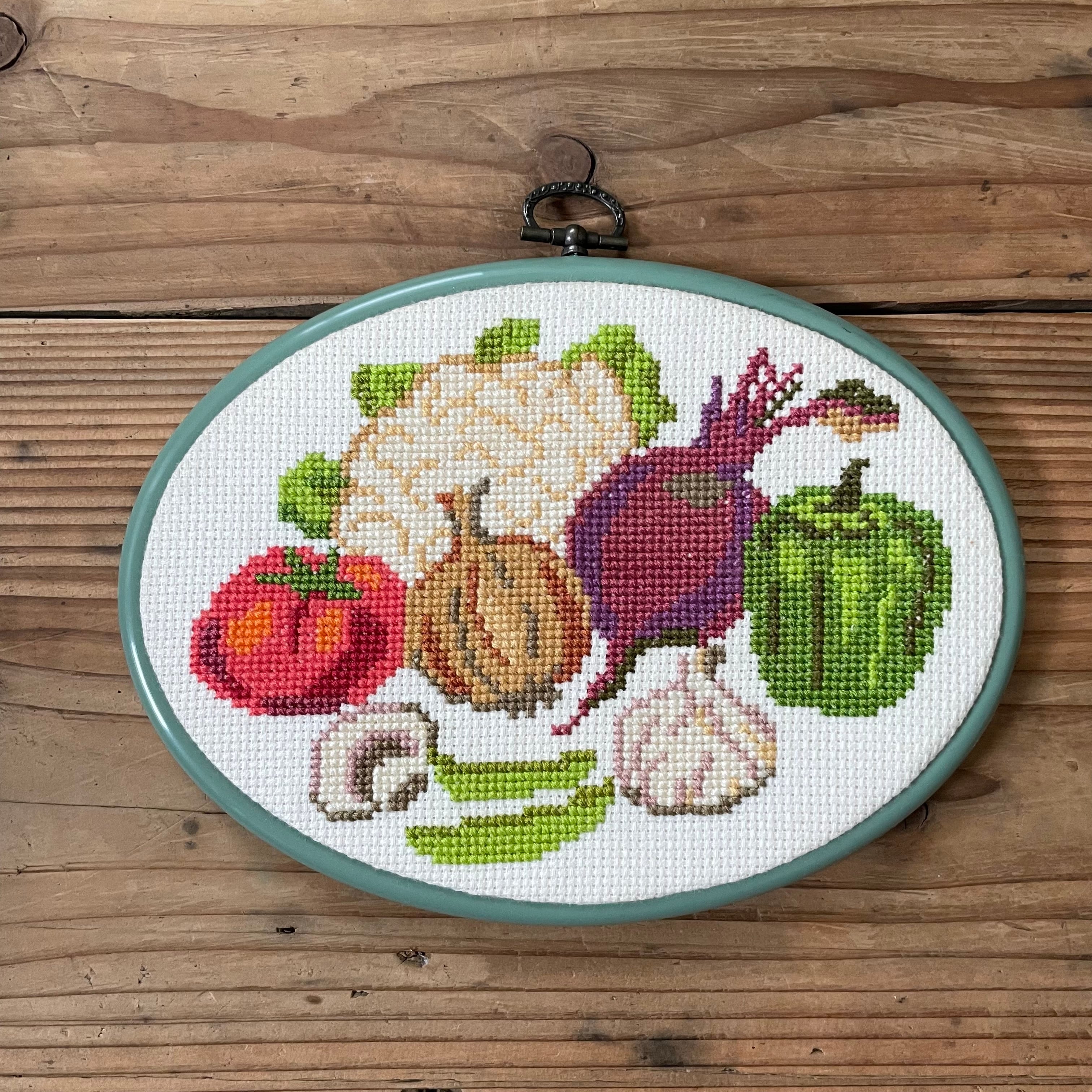 野菜の刺繍の壁飾り