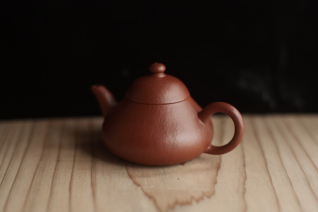 ヴィンテージ 宜興紫砂壺「矮梨形・孟臣銘」（約75cc）・朱泥