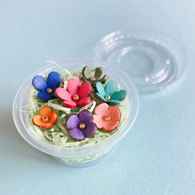 【革の花畑カップ】ピン加工8種の小花カップ(ホワイトカラー)