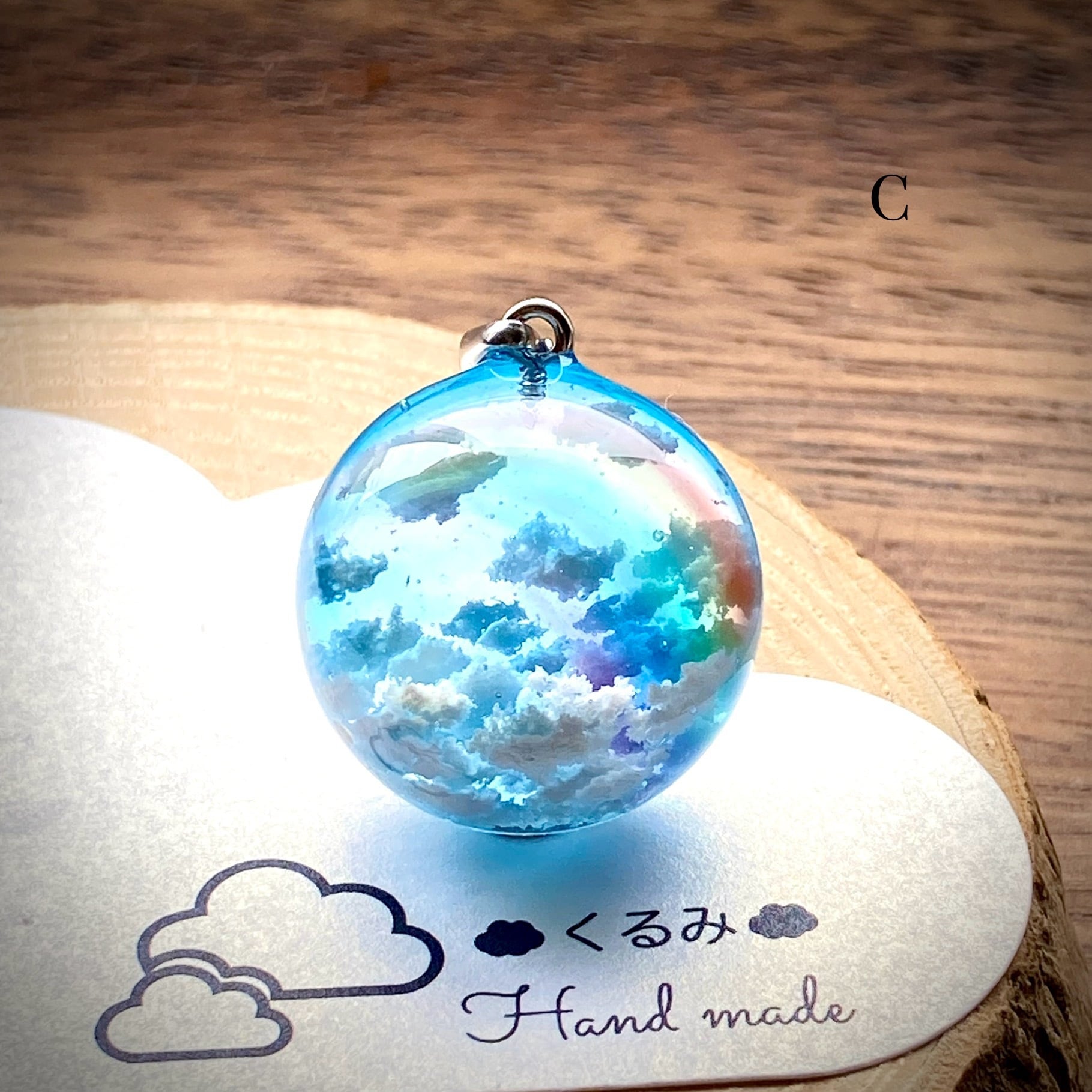 半球の雲レジン 青空にかかる虹 バチカン付 C