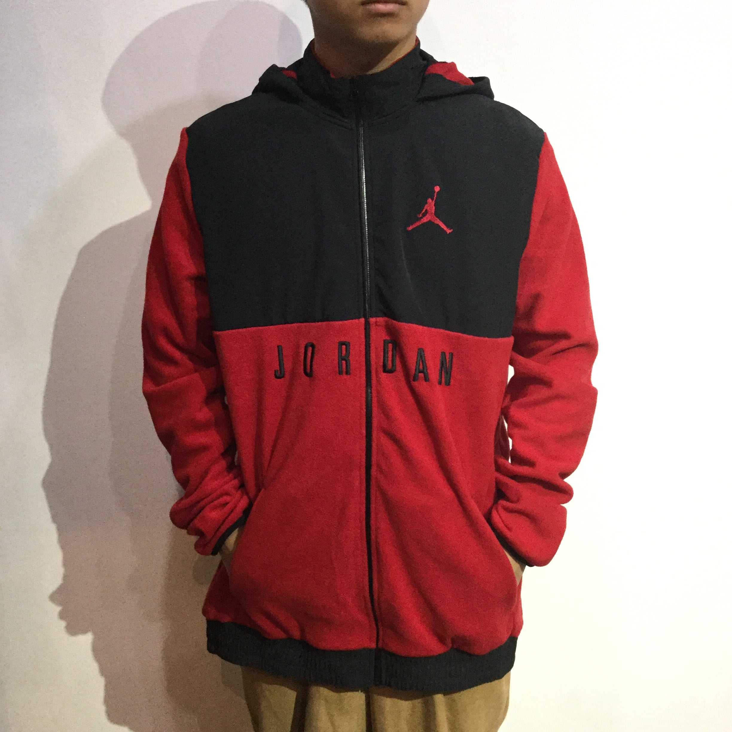 送料無料』新品 JORDAN 切り替えフリースパーカー 赤 ロゴ L 