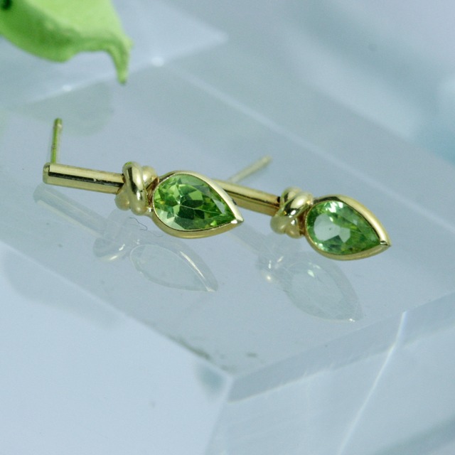 ペアシェイプ ペリドット ピアス　K18