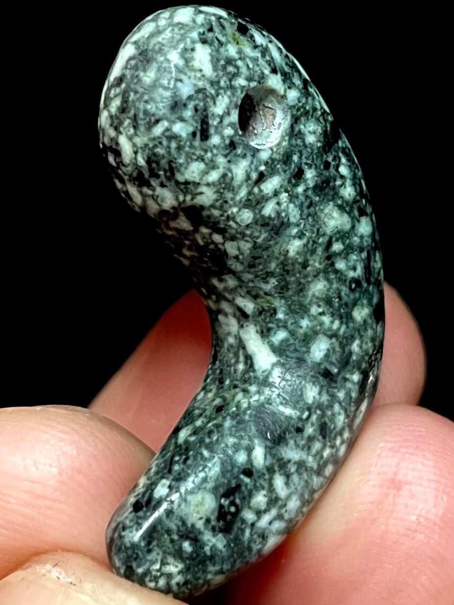 2) 秘中の秘！超霊石「幻の黒遠野」勾玉M(ハンドメイド) | レムリアの太陽