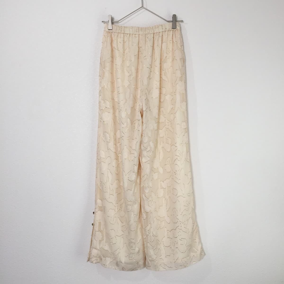 Ameri VINTAGE アメリヴィンテージ MEDI ALICE LOOSE PANTS メディアリスルーズパンツ アイボリー ワイド ボトム  花柄 | 「フクル」ファッションブランドユーズドセレクトショップ powered by BASE