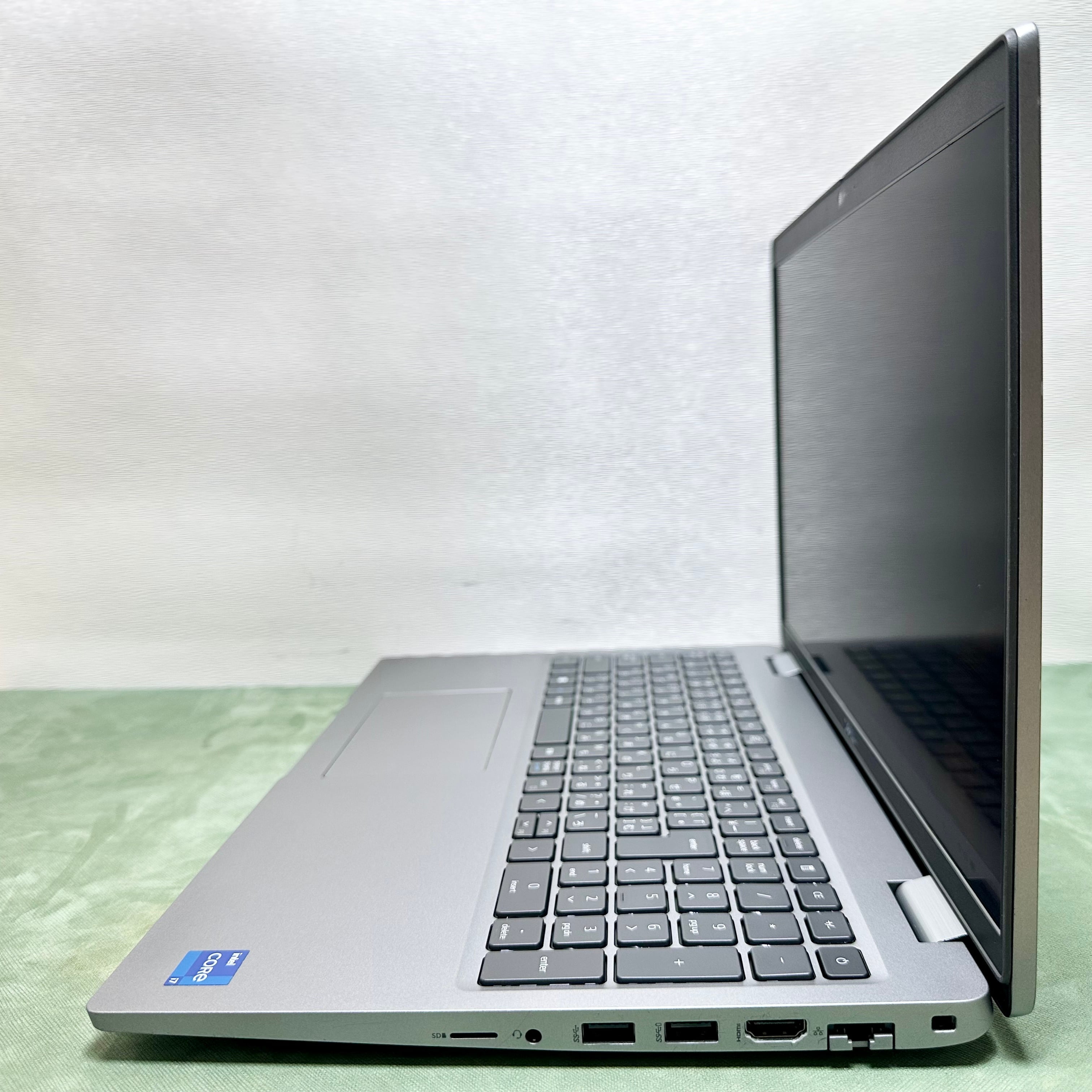 DELL Latitude 5520／Core i7-1185G7 第11世代／メモリ16GB／SSD256GB