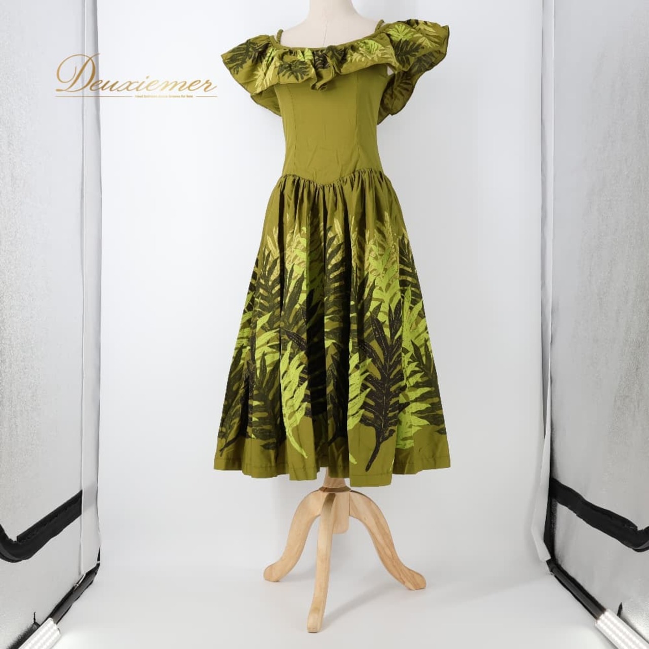 フラダンス 衣装 CC Fashions CCファッション ワンピース ドレス グリーン系 カーキ系 ラウアエ柄 緑 黒 フリル フラ ダンス ダンス衣装 イベント ステージ ハワイアン アロハ かわいい 華やか おしゃれ ブラック系