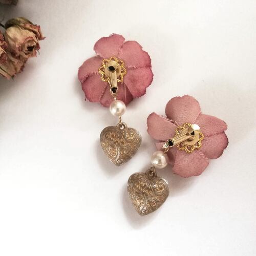 ドライフラワーみたいな布花の薔薇とハートビーズのイヤリング