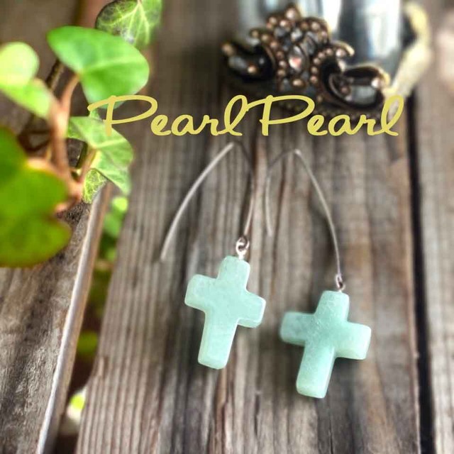 優しいグリーンのアベンチュリンクロスシェイプピアス
