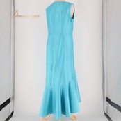 フラダンス 衣装 ワンピース ドレス ブルー系 水色 ノースリーブ ワンカラー アシンメトリー 無地 シンプル ブローチ かわいい 華やか 鮮やか 明るい 爽やか きれい 上品 ハワイアン アロハ フラ ダンス レッスン 練習 カジュアル おしゃれ パーティー