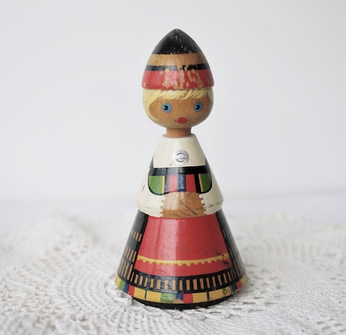 SALVO ヴィンテージ木製人形 民族衣装の女の子 エストニア