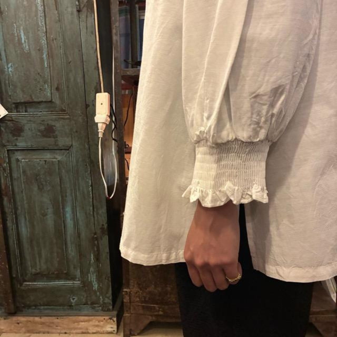 UNIVERSAL SEVEN Cotton Cupra Linen Little Frill Classic Blouse in White and White. This white shirt is made of cotton and linen.