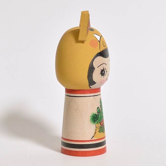 ギョロ目ちゃんこけし イノシシかぶり 約3寸 約9cm 山谷レイ 工人 津軽系 0552 コケシア Kokesia かわいいイマドキこけし専門店 オンラインネットショップ通信販売