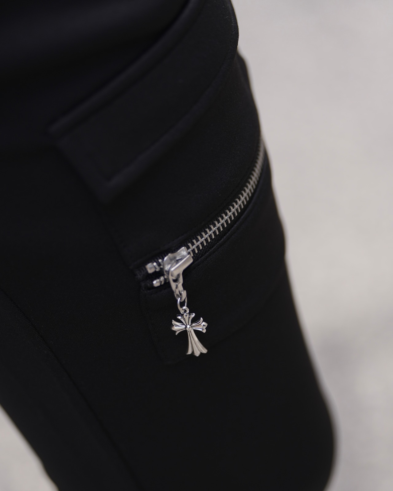 BELINDA CROSS CHARM FLAP SKINNY PANTS BLACK×SILVER【BB25036】