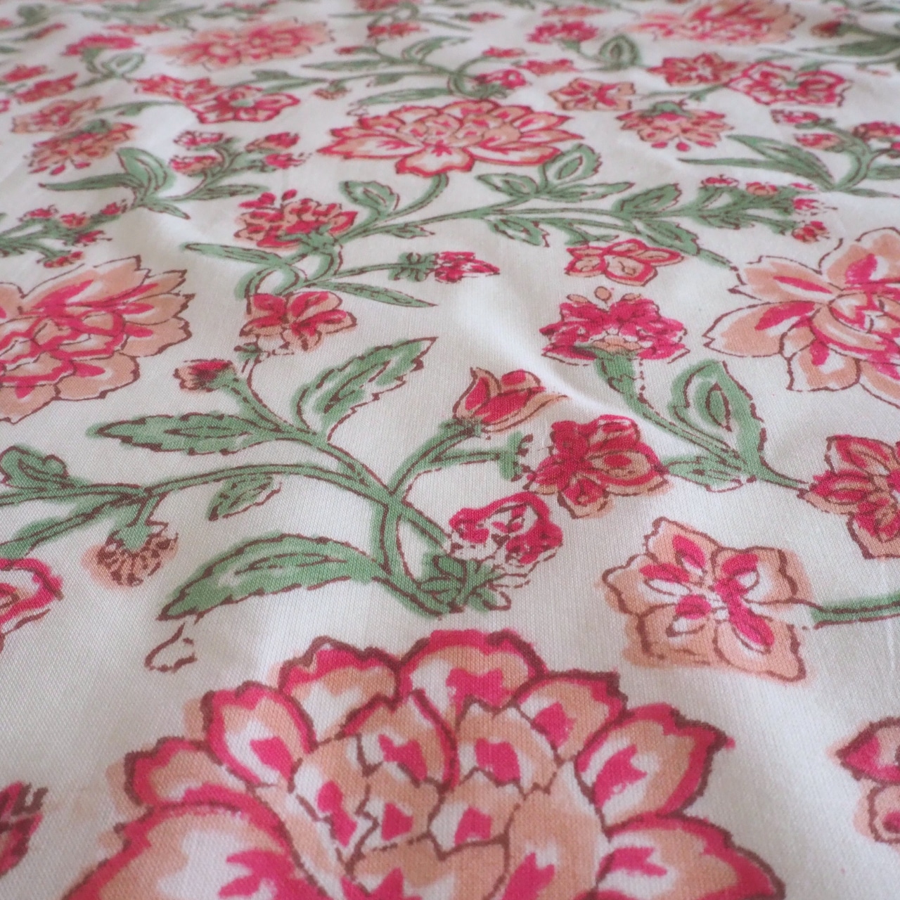 ブロックプリント生地【50cm単位】インド綿 片耳デザイン付き 花柄B 白×赤×ピンク #54922-WT2
