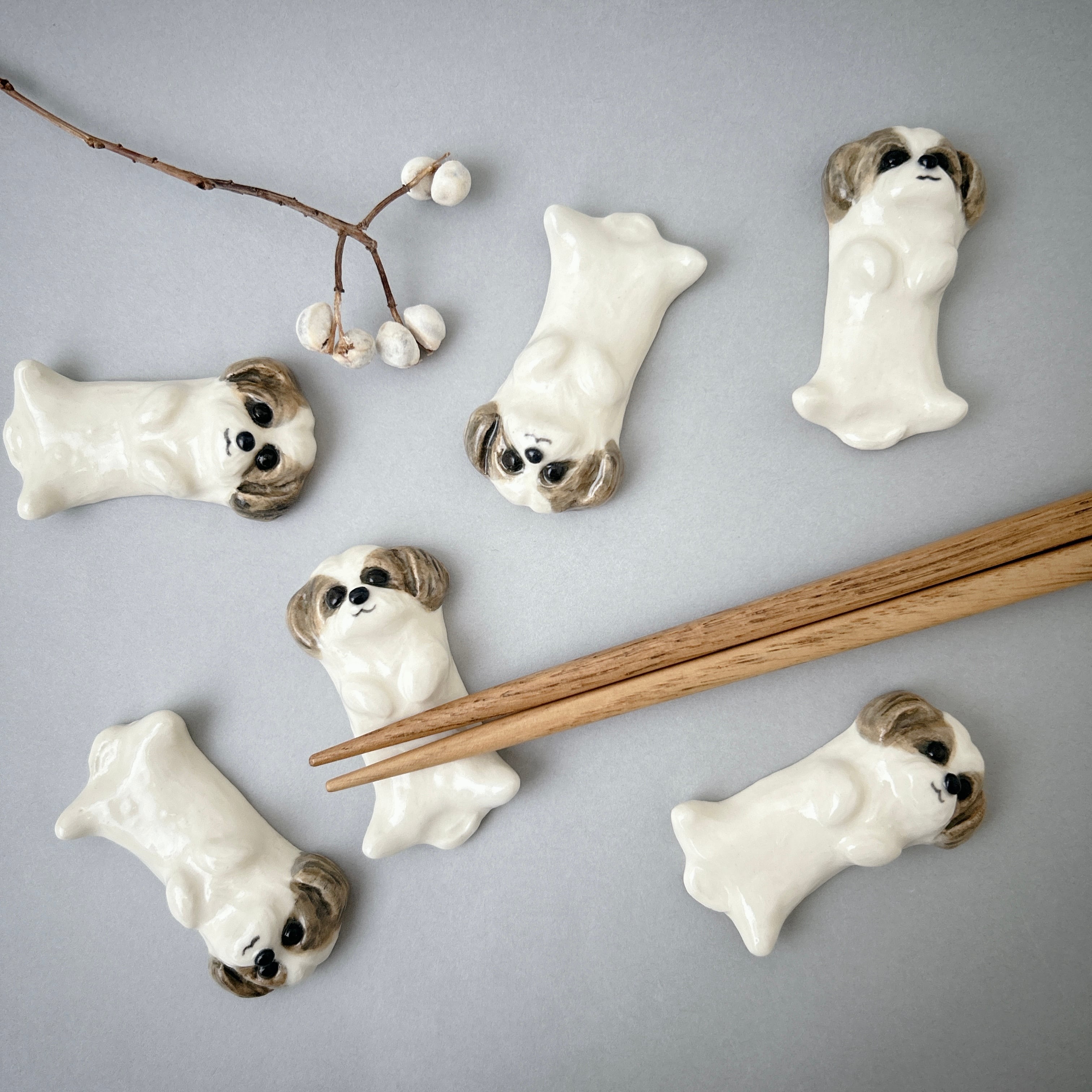 シーズーの箸置き(ホワイトグレー)仰向け | 陶器のことり