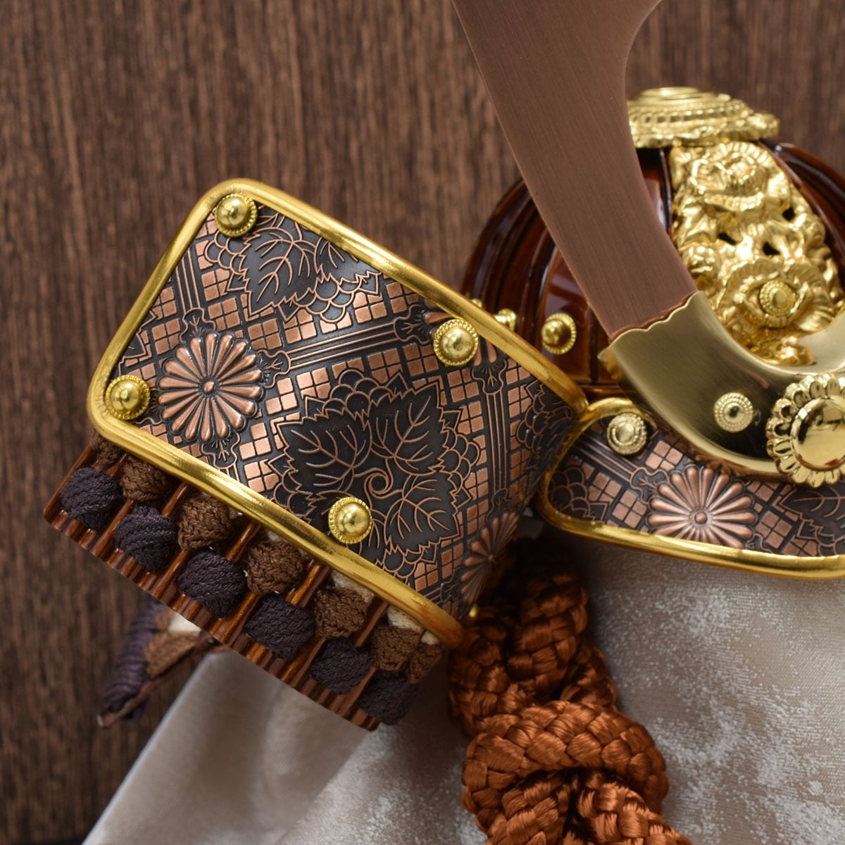 茶色ケース入り兜飾り 茶色ケース入り兜飾り 【公式通販】