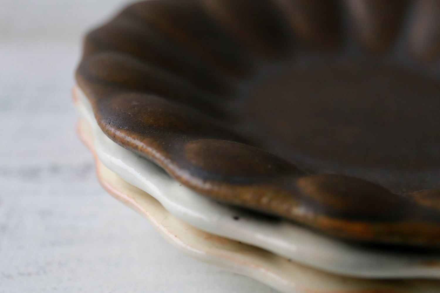 サビ釉 輪花深皿 小 | 古谷製陶所