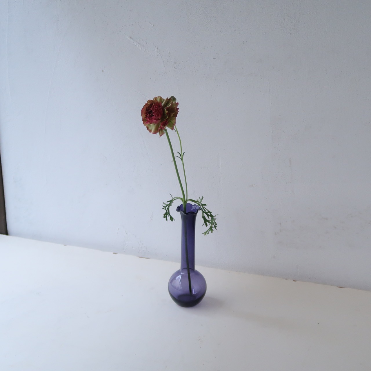 すみれ色の一輪挿し