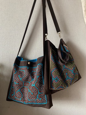 Bag13 中型刺繍の柔らかショルダー　青と赤　シピボ族の手刺繍　